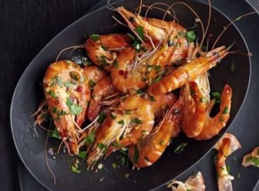 Buttery chilli prawns