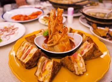 Taiwan's famous seafood restaurant, lobster sandwiches, is the restaurant's special menu, lobster and bread crispy sandwiches,