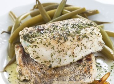 hake fillet with green beans