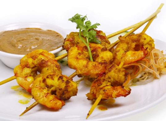 garnelen satay mit erdnuss dip
