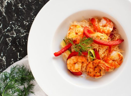 Garlic shrimp noodle with bell pepper