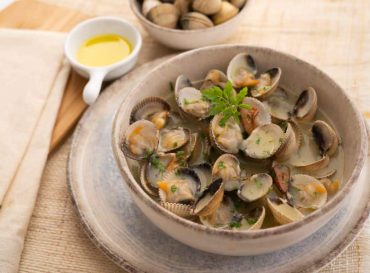 cockles with cream and parsley