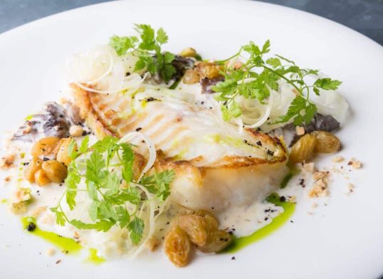 hake with parsley and garlic sauce