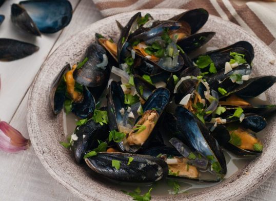 mussels with shallots and parsley