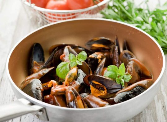 mussels with tomatoes and basil