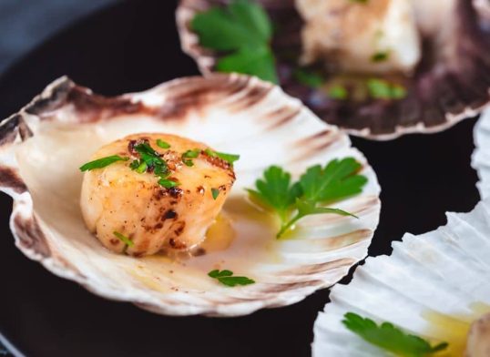 poached scallops with garlic and parsley