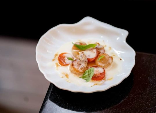 scallops with tomato and basil sauce