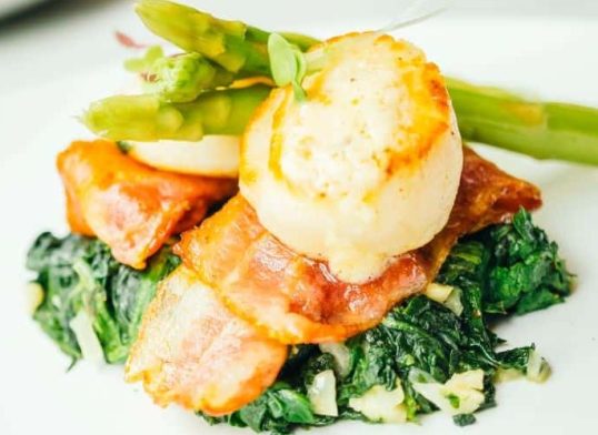 seared scallops with bacon and spinach